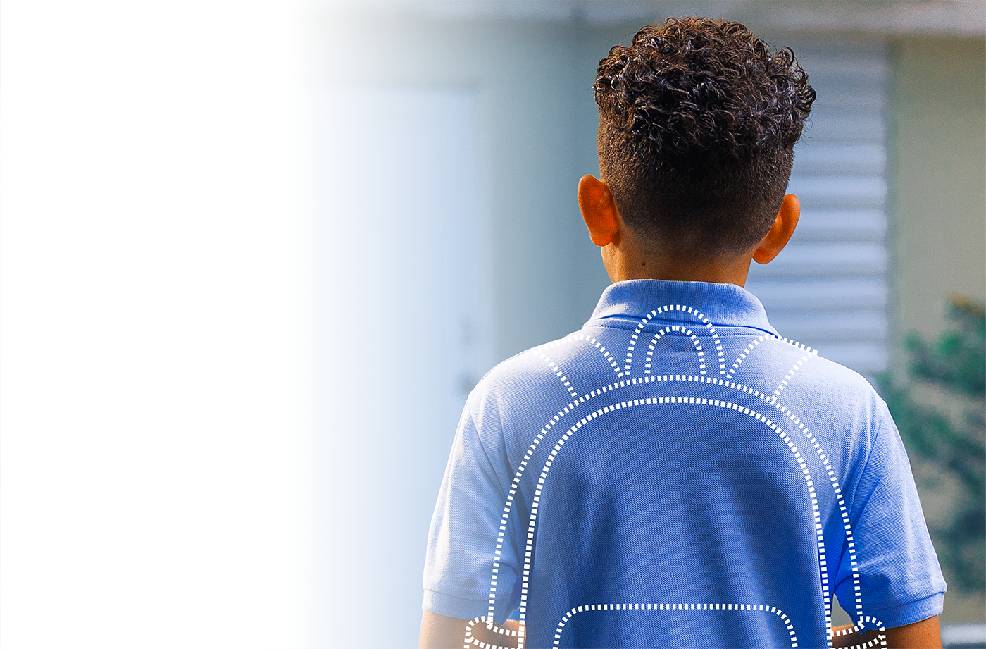 Niño con una mochila invisible